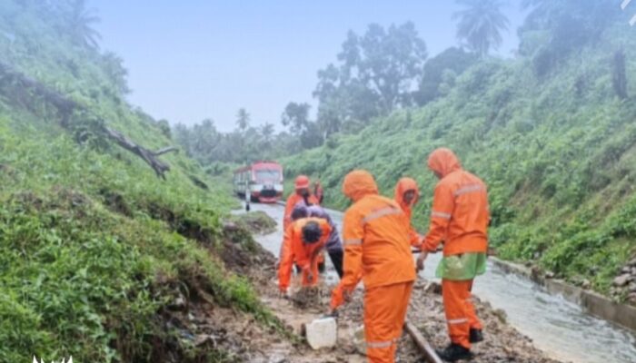 Banjir Rendam Jalur Kereta Api, KAI Divre II Sumbar Alihkan Lintas Perjalanan Banjir 