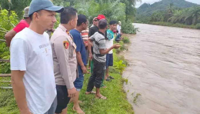 Warga Dilaporkan Hanyut saat Menyebrangi Sungai Kampung Akad