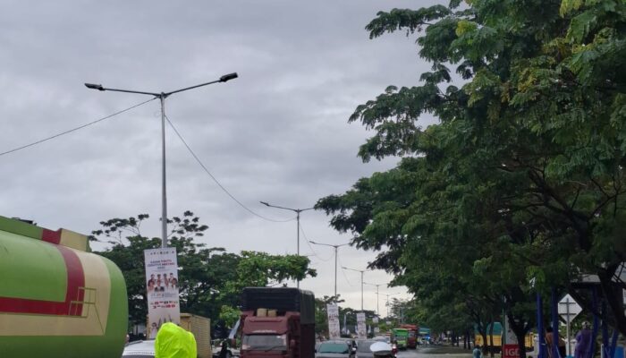 Polisi Bantu Kendaraan Mogok Akibat Banjir di By Pass Padang