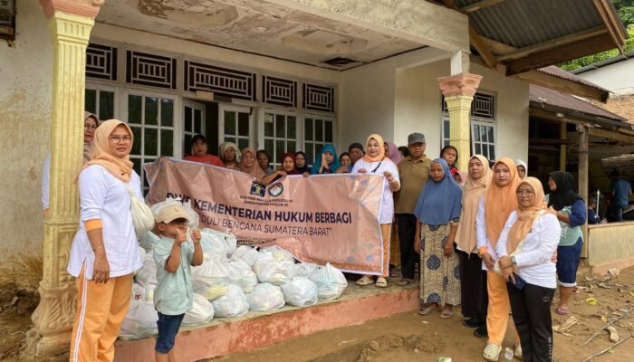 Lanjutkan Aksi Kemanusiaan, DWP Kanwil Kemenkum Sumbar bantu korban banjir dan longsor di Padang