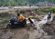 Terisolir di Batu Busuk: Jalan Utama Terputus, Warga Bertahan di Tengah Ancaman Banjir Susulan