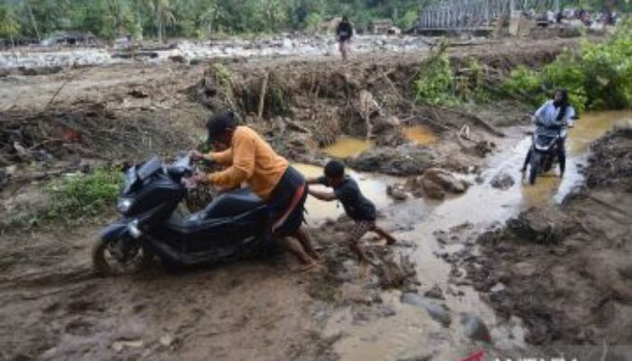 Terisolir di Batu Busuk: Jalan Utama Terputus, Warga Bertahan di Tengah Ancaman Banjir Susulan
