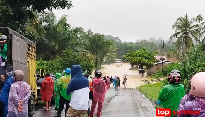 Banjir Putuskan Akses Vital Jalan Nasional Simpang Gudang–Padang Sawah di Agam