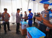Serahkan Bantuan, Kapolri Beri Penguatan Moril bagi Anggota Polri Terdampak Bencana di Sumbar
