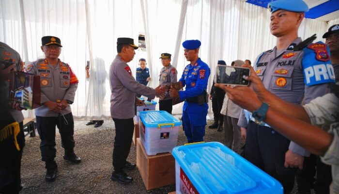 Serahkan Bantuan, Kapolri Beri Penguatan Moril bagi Anggota Polri Terdampak Bencana di Sumbar