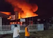 Rumah Penjaga Sekolah di SMPN 40 Padang Dilalap Api