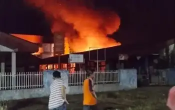 Rumah Penjaga Sekolah di SMPN 40 Padang Dilalap Api