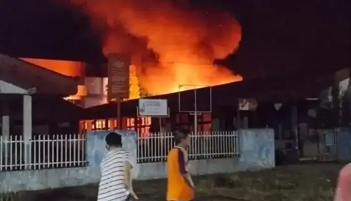Rumah Penjaga Sekolah di SMPN 40 Padang Dilalap Api