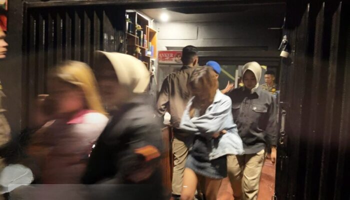 Langgar Jam Operasional, Satpol PP Padang Tindak Tempat Hiburan Malam