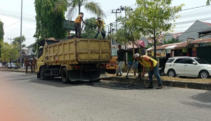 Tingkatkan Kenyamanan Pengendara, Pemko Padang Lakukan Patching Jalan