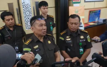 Teks foto : Plt Kasi Pidsus Kejari Padang, Budi Sastera saat memberikan keterangan pers terkait ketidakhadiran tersangka BSN dalam pemanggilan terkait kasus dugaan korupsi fasilitas KMK, Rabu (21/1) di Kantor Kejari Padang