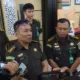 Teks foto : Plt Kasi Pidsus Kejari Padang, Budi Sastera saat memberikan keterangan pers terkait ketidakhadiran tersangka BSN dalam pemanggilan terkait kasus dugaan korupsi fasilitas KMK, Rabu (21/1) di Kantor Kejari Padang