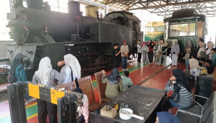 Menelusuri Jejak Kereta Api Sawahlunto, Walking Train 2026 Tarik Antusiasme Masyarakat
