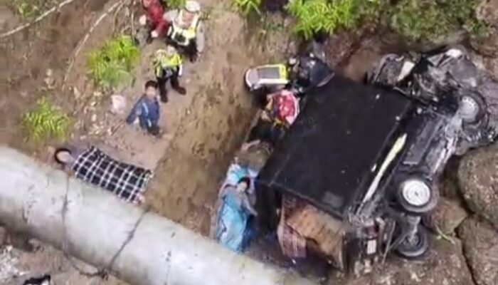 Mobil Masuk Jurang di Kelok Sembilan, Tujuh Orang Luka-luka