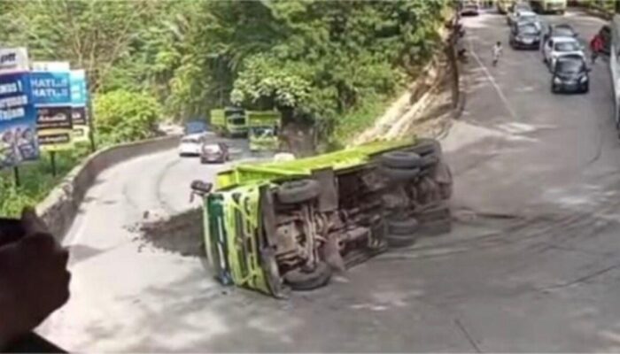 Truk Batu Bara Terguling di Panorama 1 Sitinjau Lauik, Arus Padang–Solok Alami Kemacetan