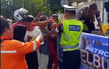 Ditlantas Polda Sumbar Tebar Kepedulian, Ratusan Takjil Dibagikan Saat Patroli Ramadan di Padang