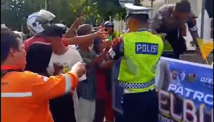 Ditlantas Polda Sumbar Tebar Kepedulian, Ratusan Takjil Dibagikan Saat Patroli Ramadan di Padang